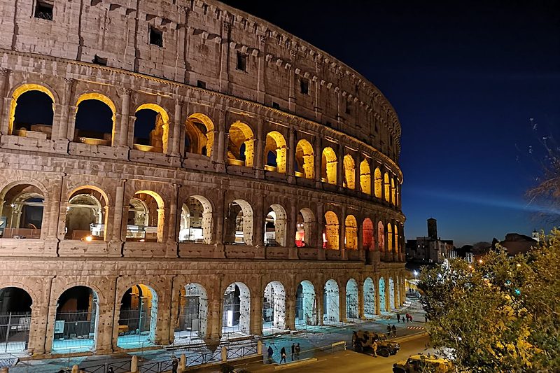 El Coliseo de Roma de noche — domicilio social en Via Cassaro 28